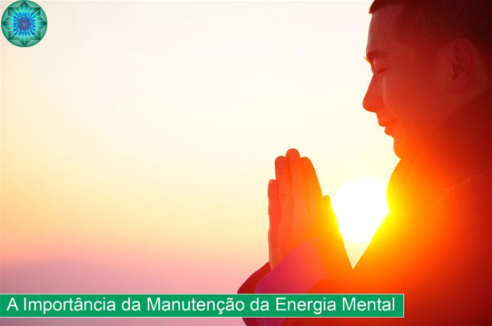 Mulher em posição de meditação com o por do sol ao fundo