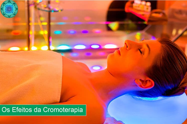 mulher deitada recebendo luzes cromoterapia 