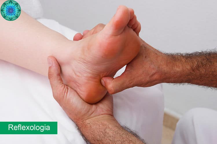 pé recebendo massagem reflexologia 