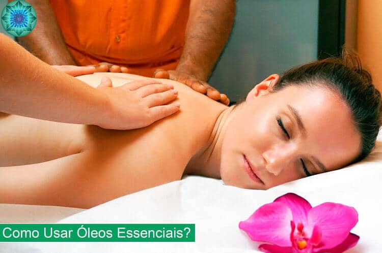 mulher recebendo massagem com óleo essencial 