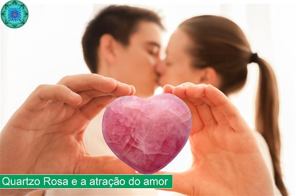 casal se beijando com coração de quartzon rosa na mão