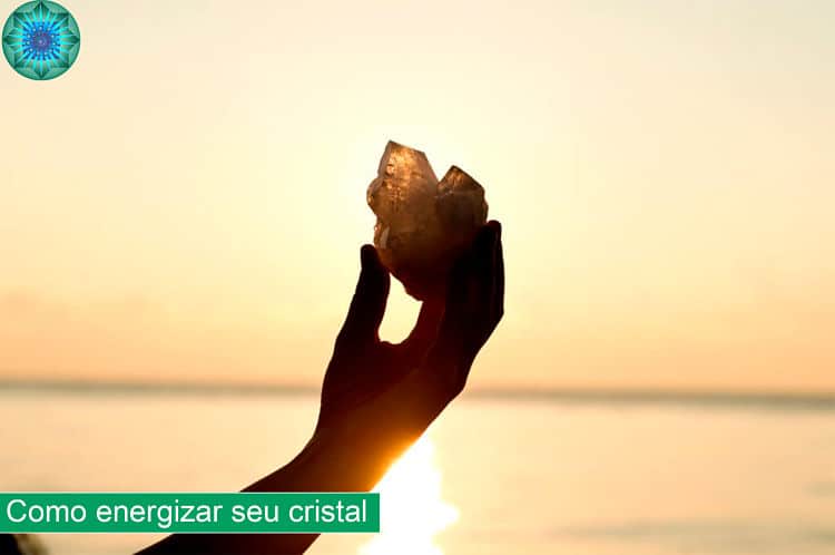 mão segurando cristal do sol 