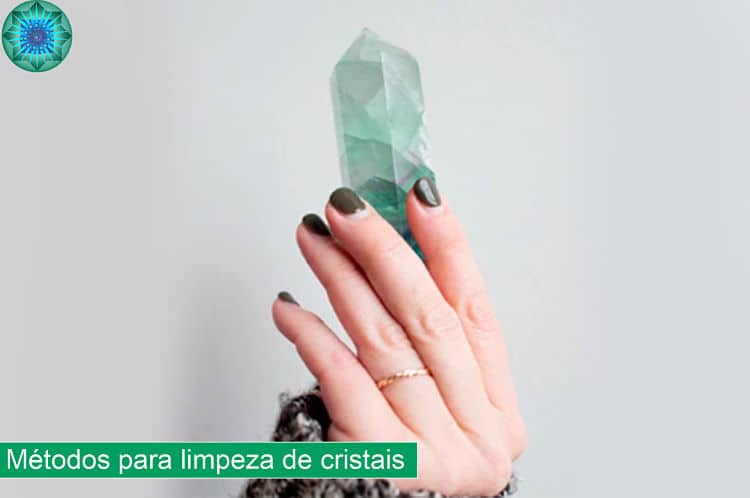 mão segurando cristal verde