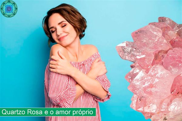 mulher se abraçando vestida de rosa com o quartzo rosa do lado