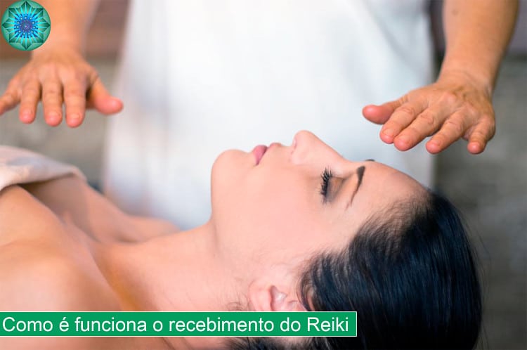 Mulher deitada recebendo Reiki na cabeça e no torax em um ambiente calmo