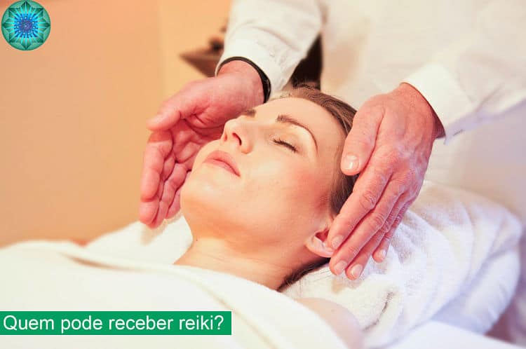 Mulher recebendo Reiki numa mesa branca