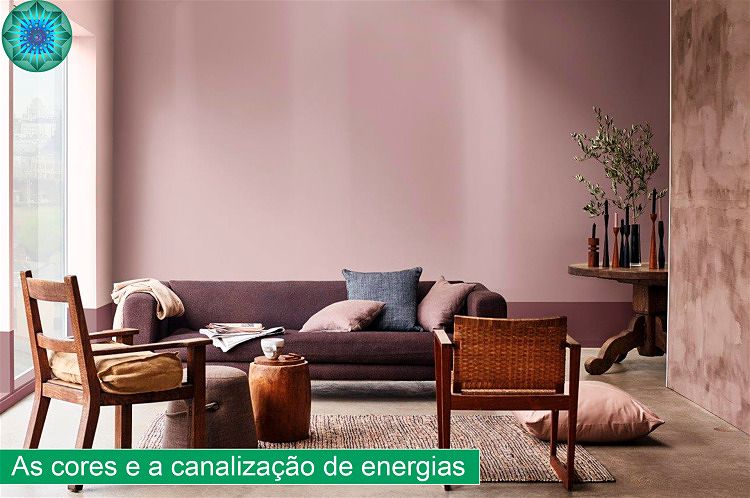 Sala de estar com sofá e cadeiras alinhadas em um ambiente tranquilo