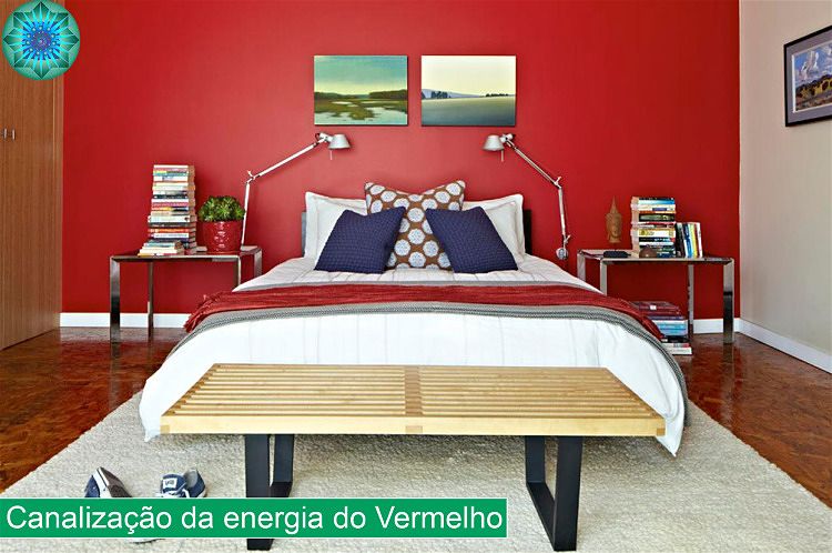 Quarto de casal com a parede vermelha visto de frente