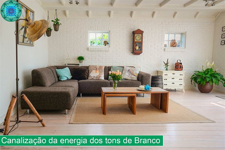 Ambiente com vários objetos de cores brancas deixando bem agradável 