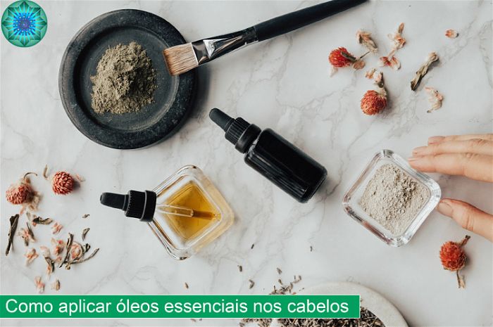 Frascos de óleo essencial e pincel para aplicar nos cabelos