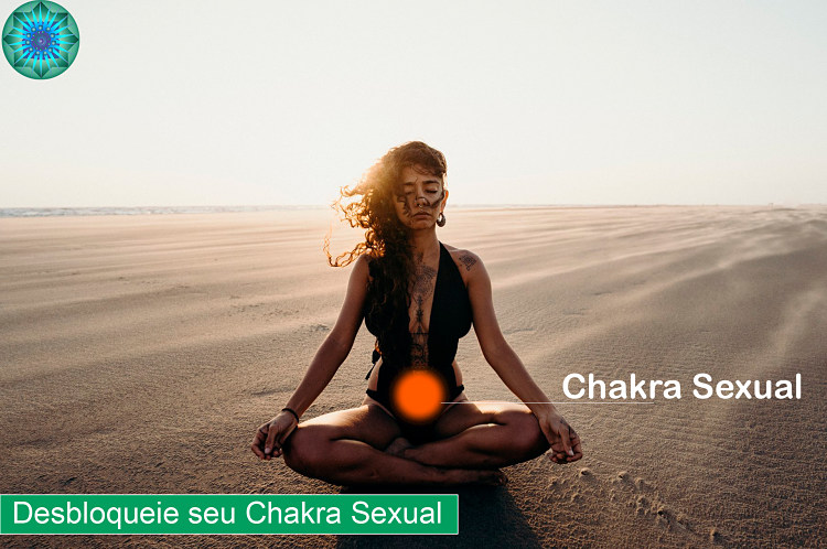 Mulher em posição de meditação na areia com despertando o chakra sexual 