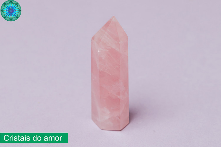 Cristal de quartzo rosa em cima de uma mesa