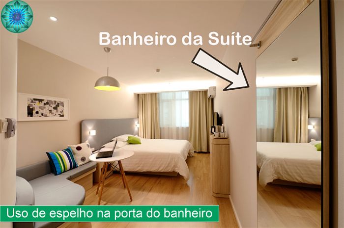 Quarto de casal amplo com um espelho do banheiro da suíte em destaque